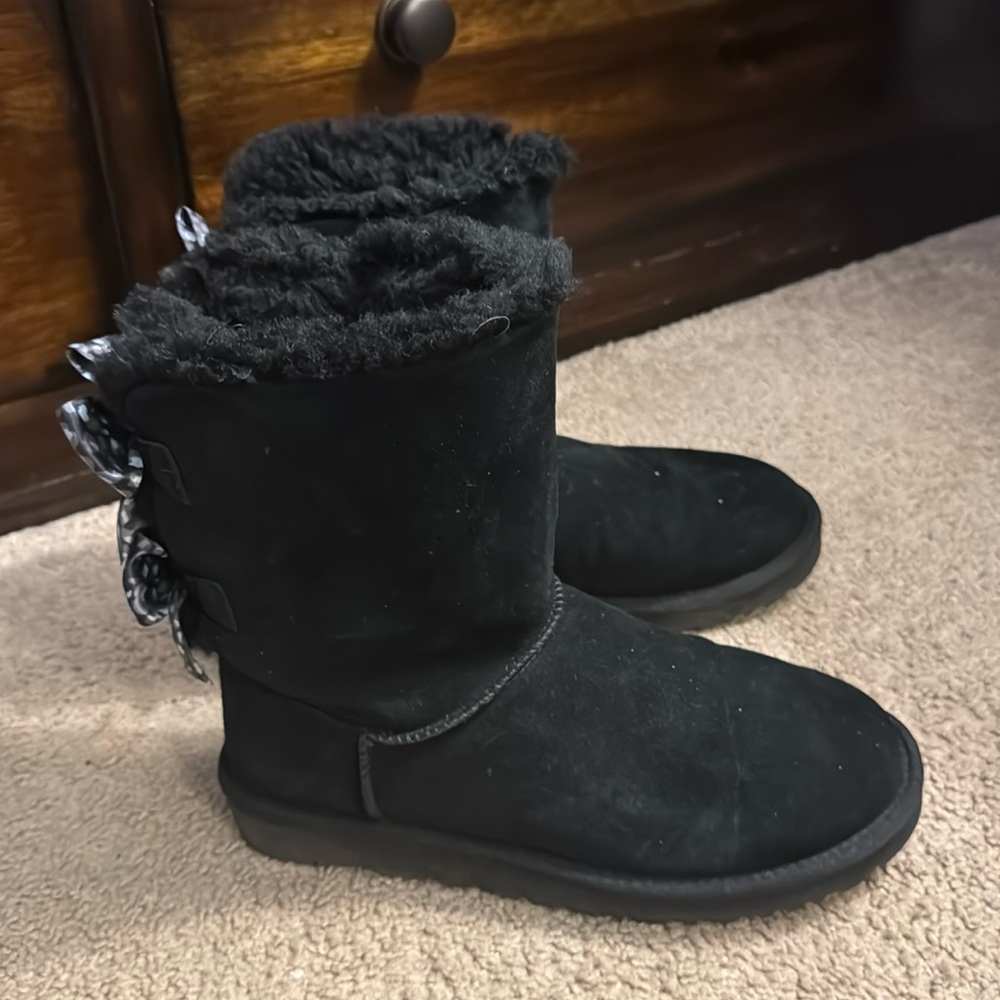 Like new UGG Bailey Bow - black size 9